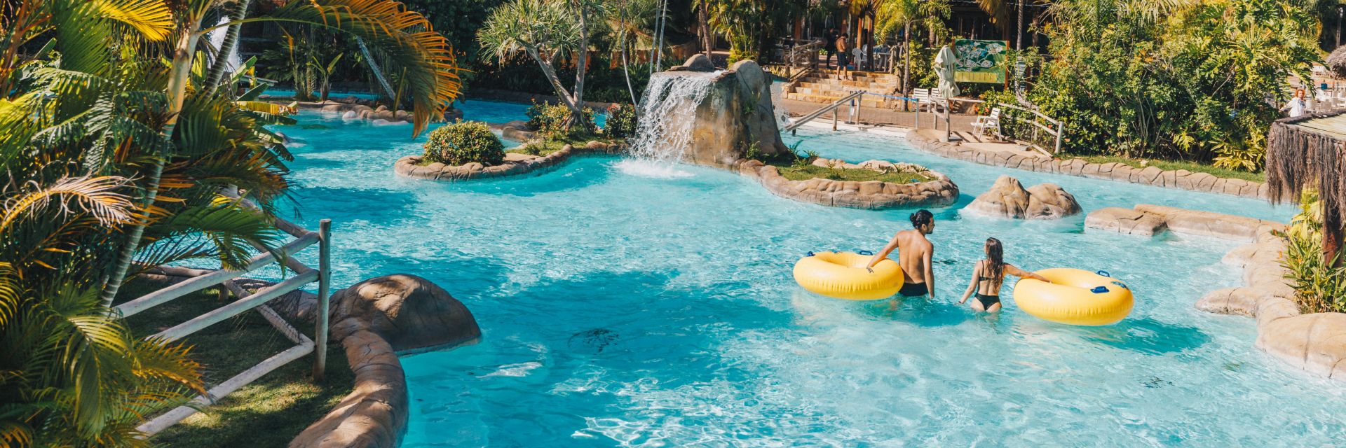 Clube oferece piscina aquecida para atividades aquáticas