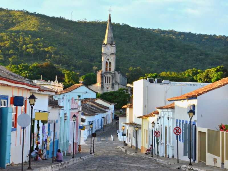Cidade de Goiás, com a rua de paralepípedos e casas coloridas 