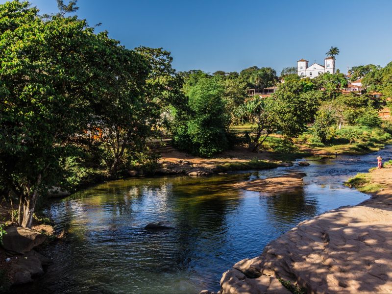 Rio com uma igreja ao fundo, na cidade Pirenópolis