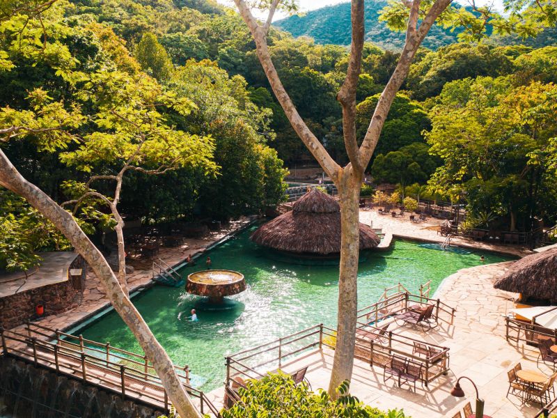 Piscina de águas quentes do Rio Quente, no meio do cerrado goiano