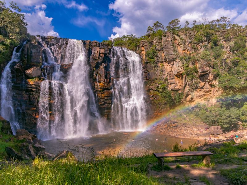 Cachoeira em Salto do Corumbá, com um pequeno arco-íris sendo formado pelo contato da água com o ar.