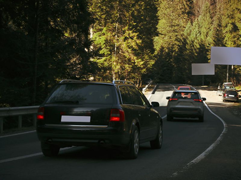 carros em rodovia representando transfer