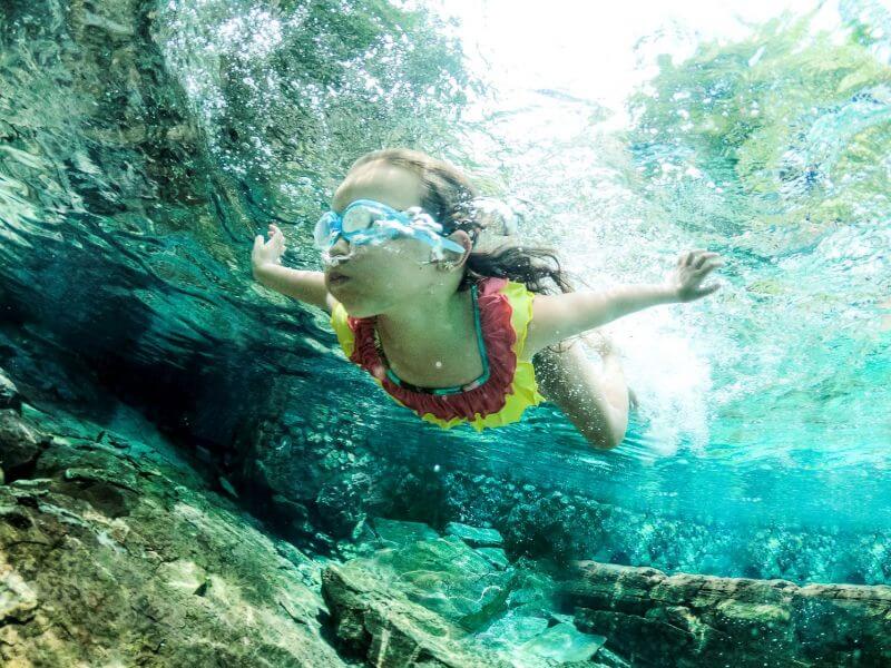 Descubra como nadar na piscina sem qualquer receio