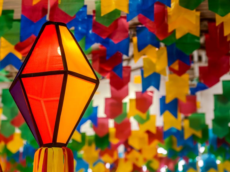 Balão colorido de São João, com bandeirinhas também coloridas ao fundo