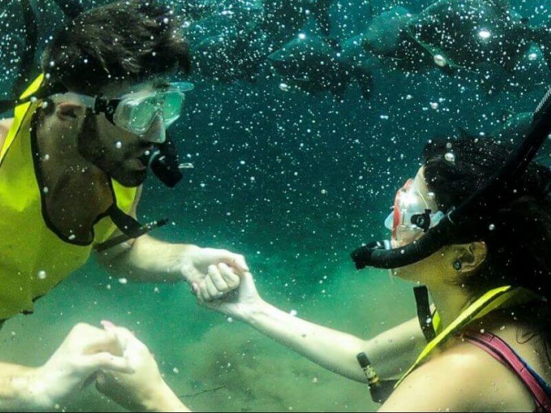 Casal de namorados em um mergulho no rio quente
