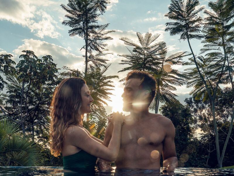 Casal na Piscina do Hotel Cristal RioUQuente