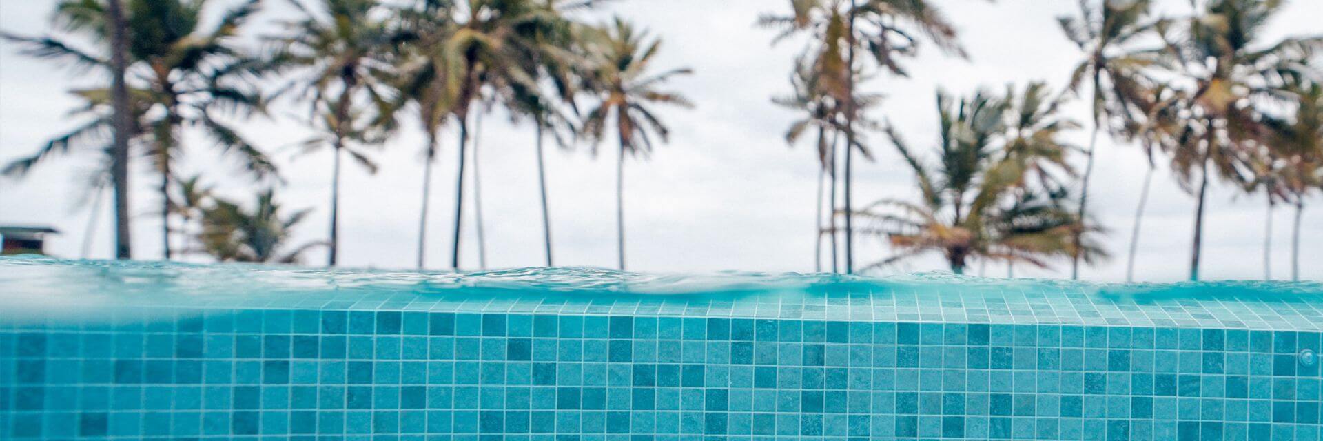 Limpeza de piscina: como ela é feita no Rio Quente e Hot Park