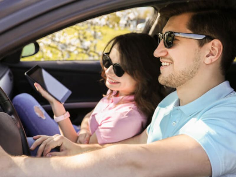 Imagem de um homem e uma mulher dentro de um carro