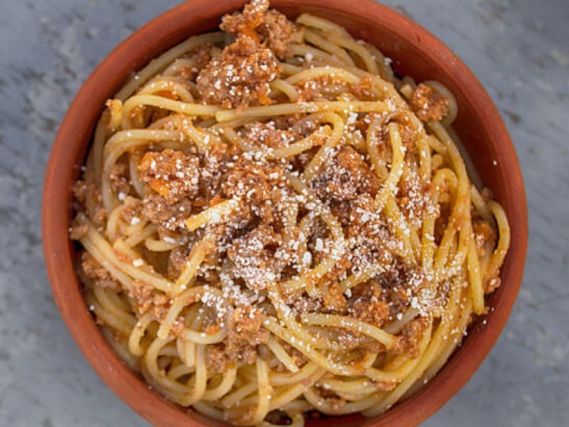 macarrão típico da culinária italiana servido em uma tigela