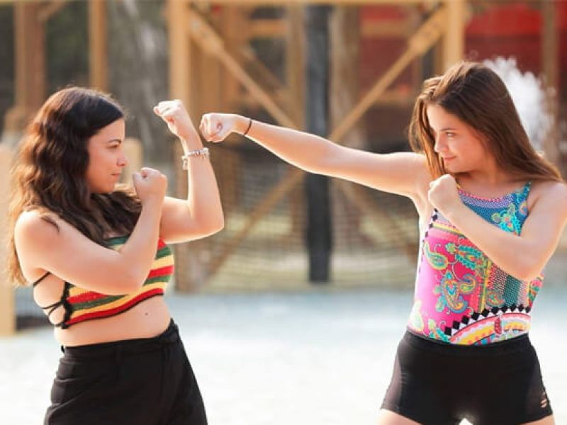 duas meninas em posição de luta representando o desafiyou