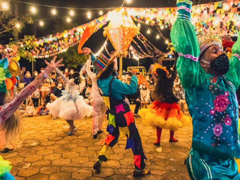 Imagem de um grupo de pessoas vestidos com roupas típicas de Festa Junina para dançar quadrilha.