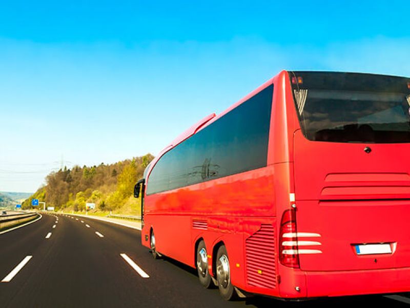 ônibus de viagem em estrada sentido a Ipameri