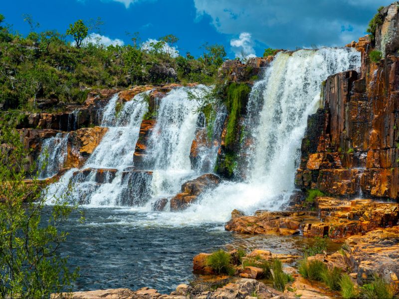 cachoeira na Chapada dos Veadeiros com pedras e vegetação nas laterais