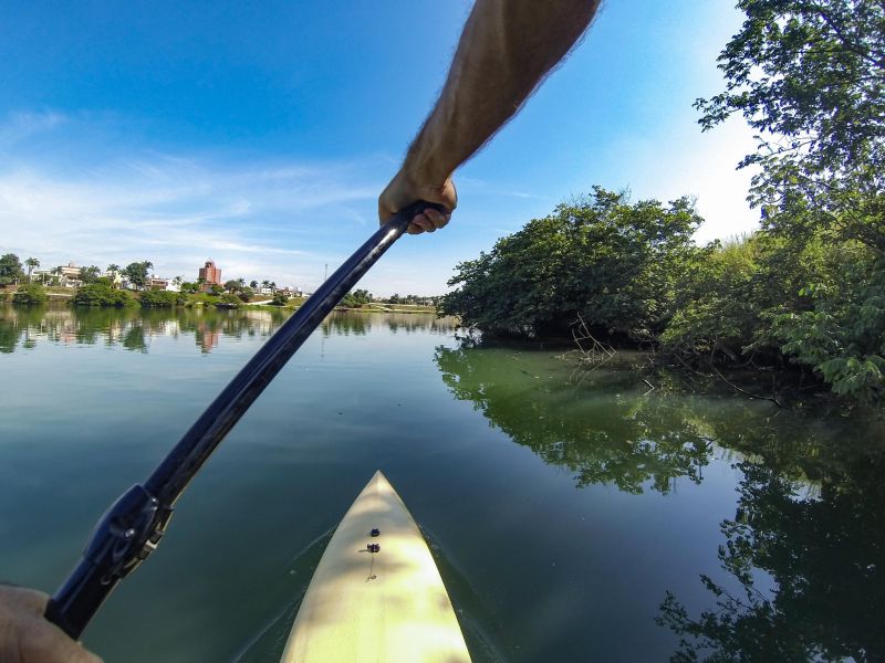 parte de uma pessoa praticando standup paddle no Rio Paranaíba, em Itumbiara