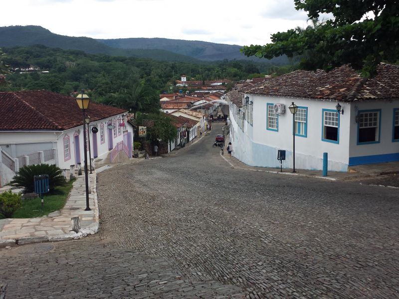 Pequena rua de paralelepípedos no centro de Pirinópolis
