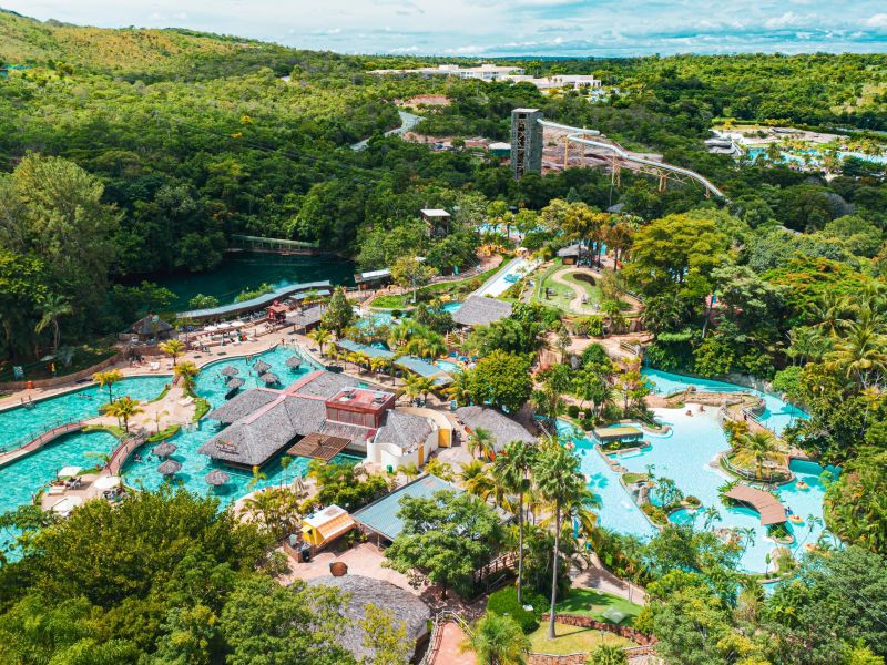 Complexo do Rio Quente, com as piscinas termais entre os prédios dos hotéis, em meio ao cerrado goiano