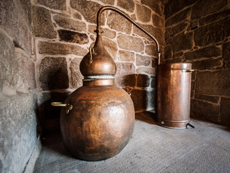 Antigo alambique português feito de cobre para destilar bebidas alcóolicas