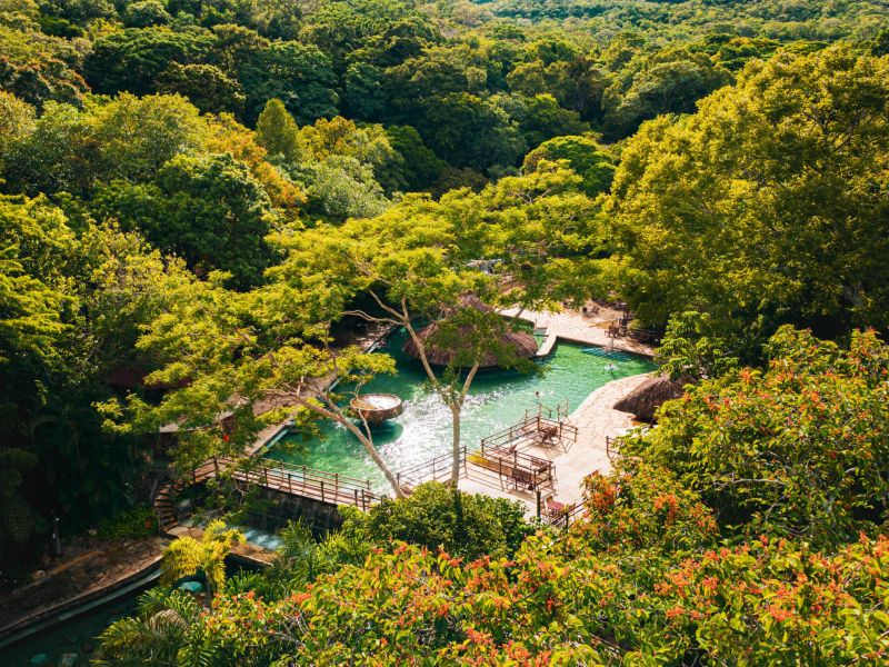 Piscina de águas quentes do Rio Quente, no meio do cerrado goiano