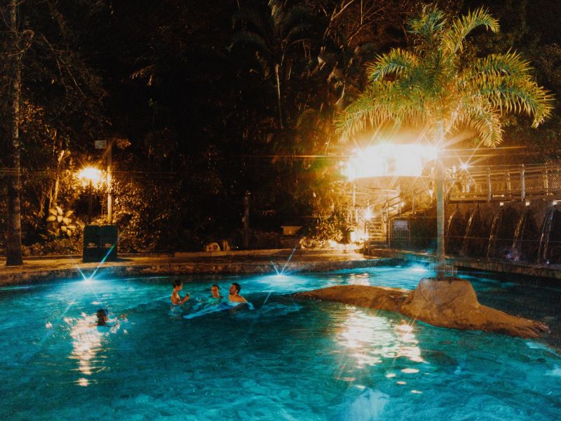 Três pessoas conversando no meio de uma das piscinas naturalmente quentes do Rio Quente