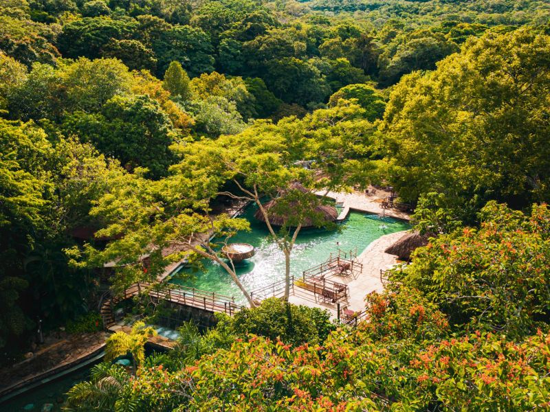 Piscina de água termal cercada da vegetação nativa do cerrado goiano no Rio Quente Resorts 