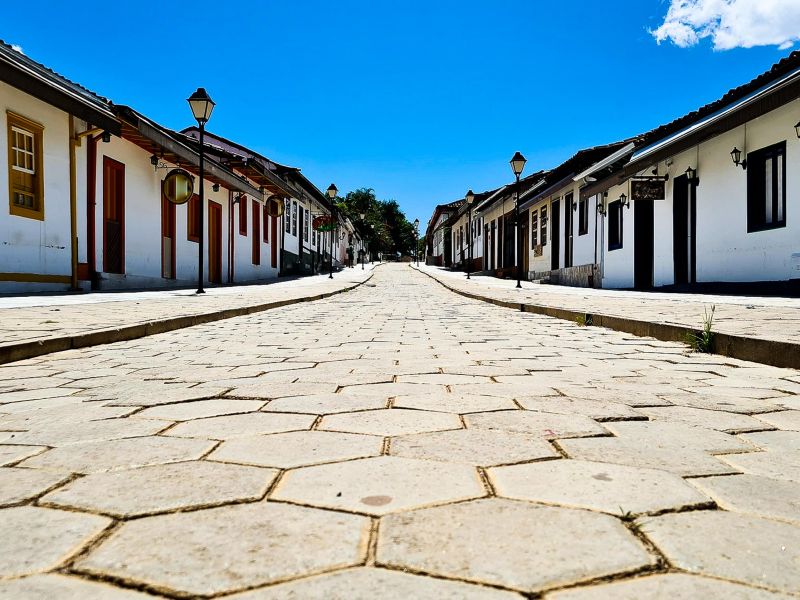 rua de paralelepípedos com casas históricas em uma rua de Pirenópolis