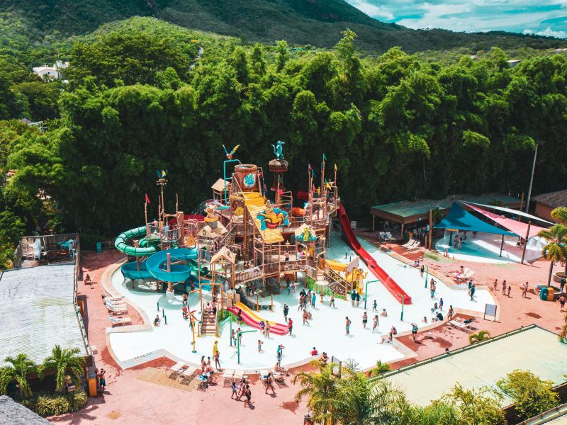 Visão aérea de uma das atrações do Hot Park, repleta de tobogás e escorredores por entre as piscinas do parque
