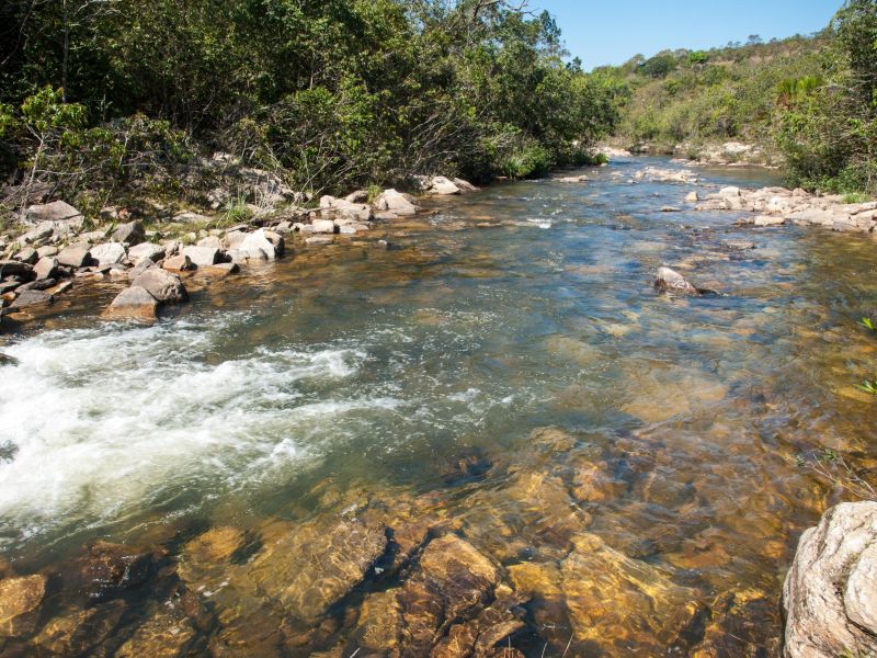 Rio que corre por entre as cachoeiras na cidade de Corumbá de Goiás