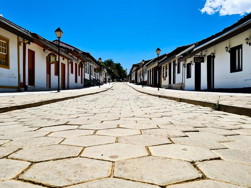 rua de paralelepípedos com casas históricas em uma rua de Pirenópolis