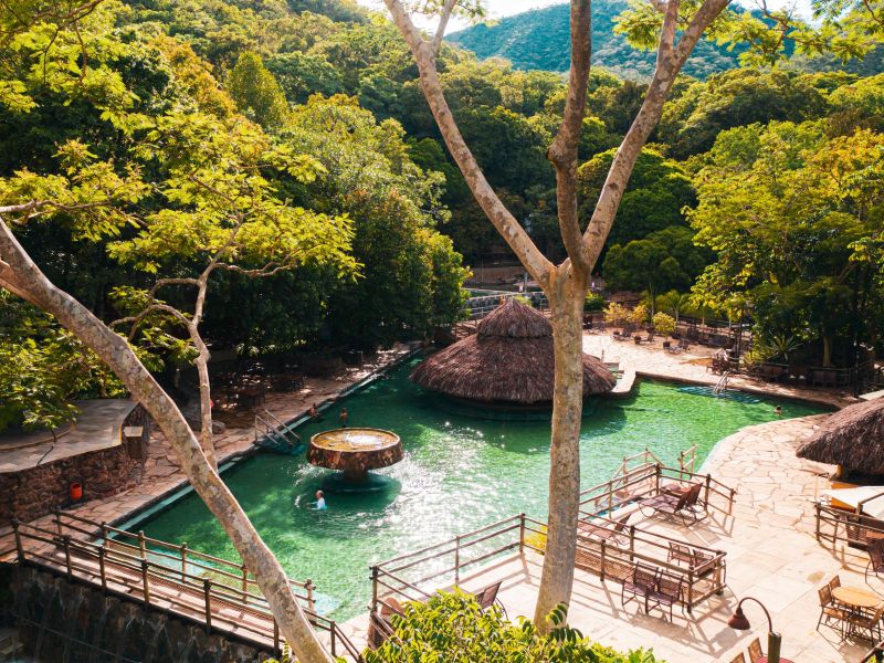 Piscina de águas quentes do Rio Quente, no meio do cerrado goiano