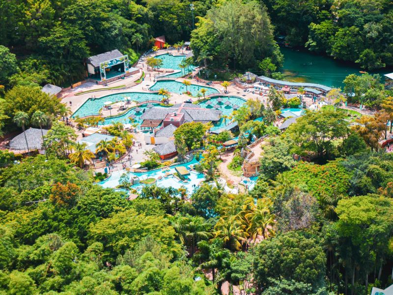 Visão aérea do complexo de hoteis e piscinas do Rio Quente Resorts