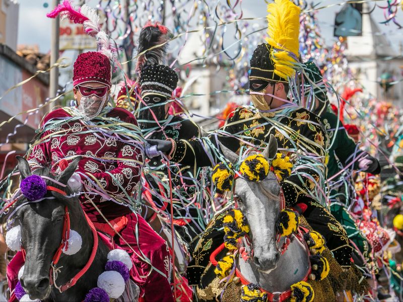 Homens usando as coloridas e tradicionais das roupas das Cavalhadas de Goiás