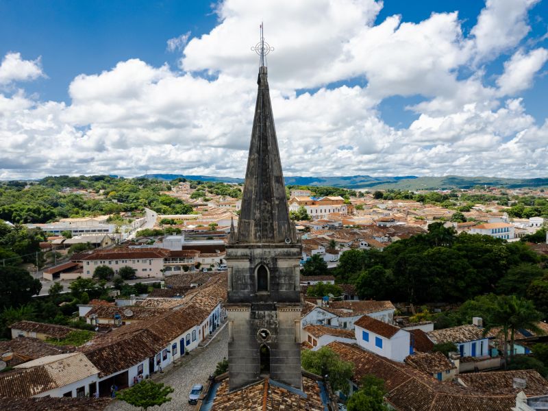 Visão da torre da igreja da Cidade de Goiás, com a cidade ao fundo