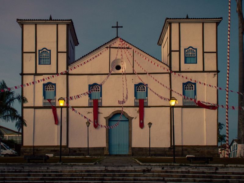 Fachada de uma igreja em Pirenópolis enfeitadas para a Festa do Divino