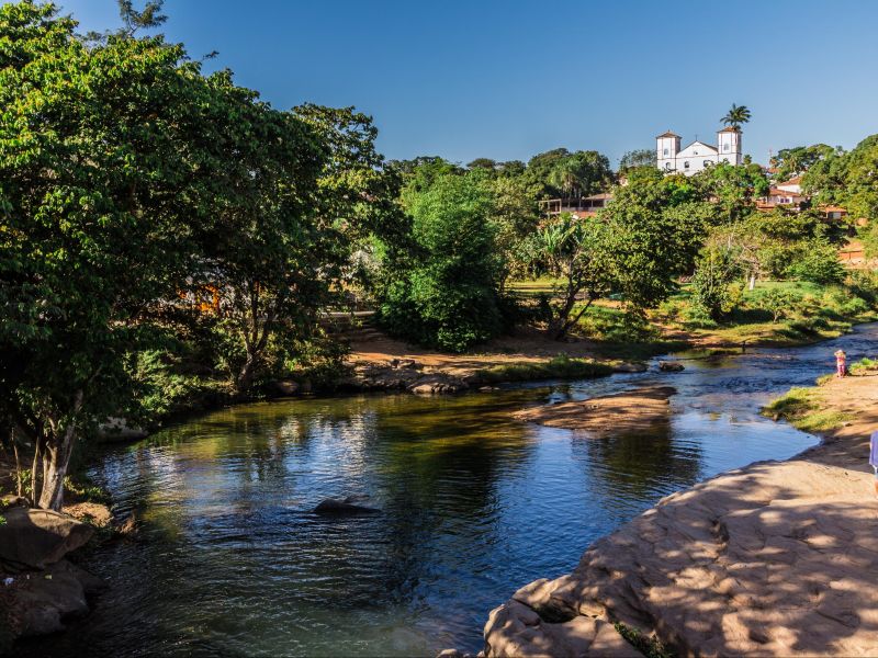 Rio correndo com a Igreja de Pirenópolis ao fundo