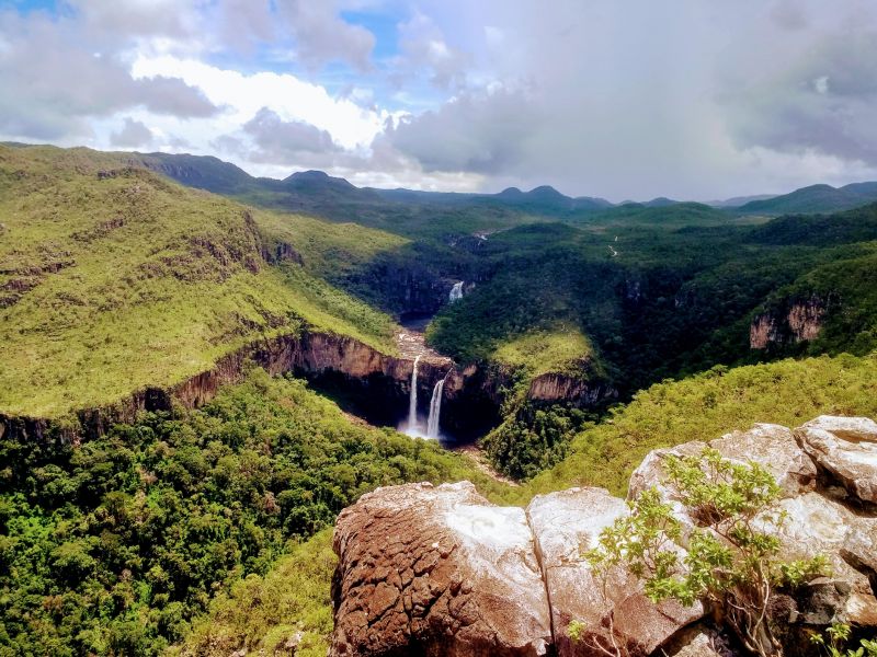 Vista da Chapada dos Veadeiros com uma cachoeira ao fundo no vale