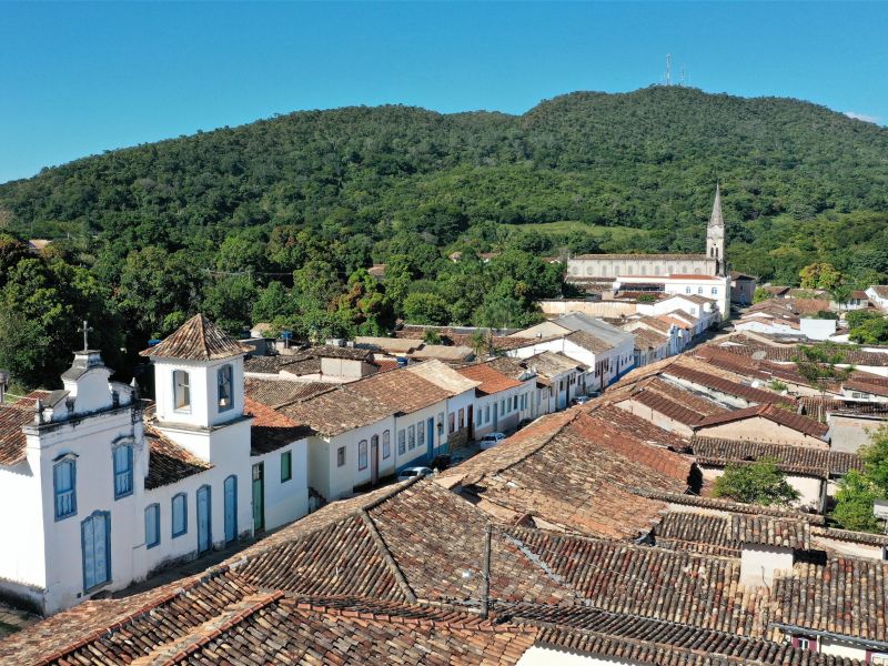 Rua colonial com casas e uma igreja na Cidade de Goiás