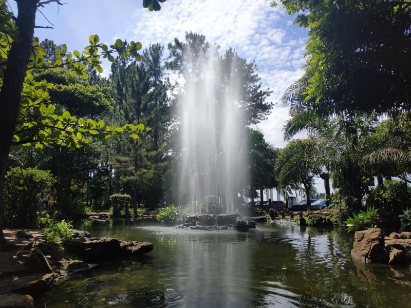 Fonte esguichando água em um parque em Caldas Novas