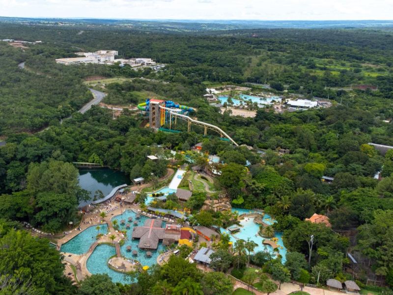 Complexo do Rio Quente, com as piscinas termais entre os prédios dos hotéis, em meio ao cerrado goiano