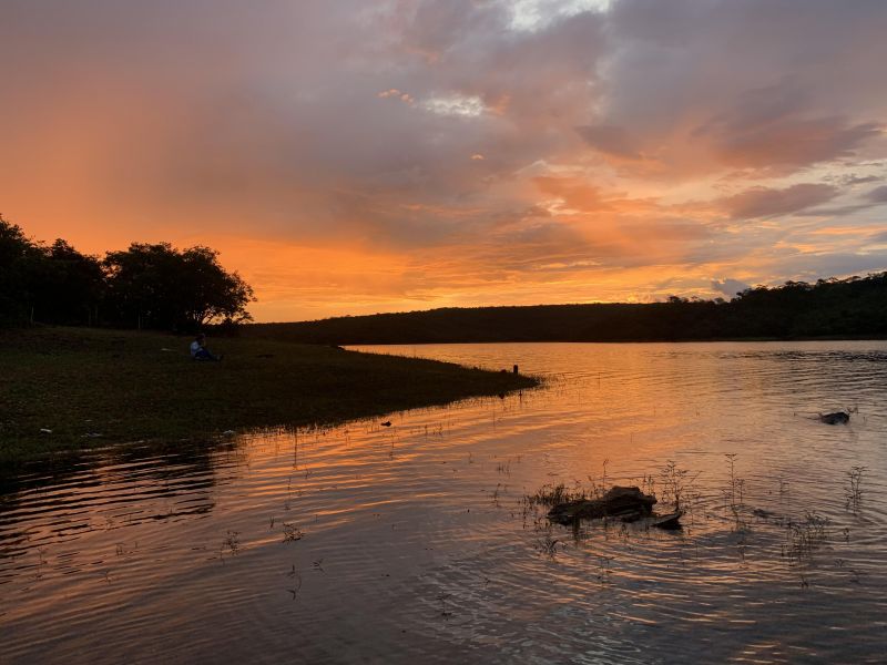 Lago em Salto do Corumbá com o pôr do sol ao fundo