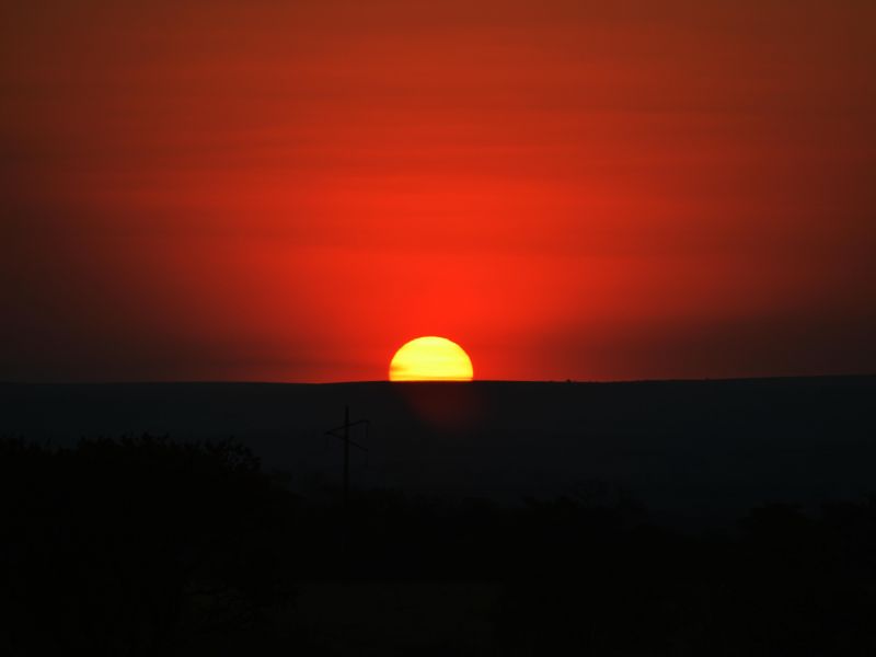 Pôr do sol no horizonte de Caldas Novas