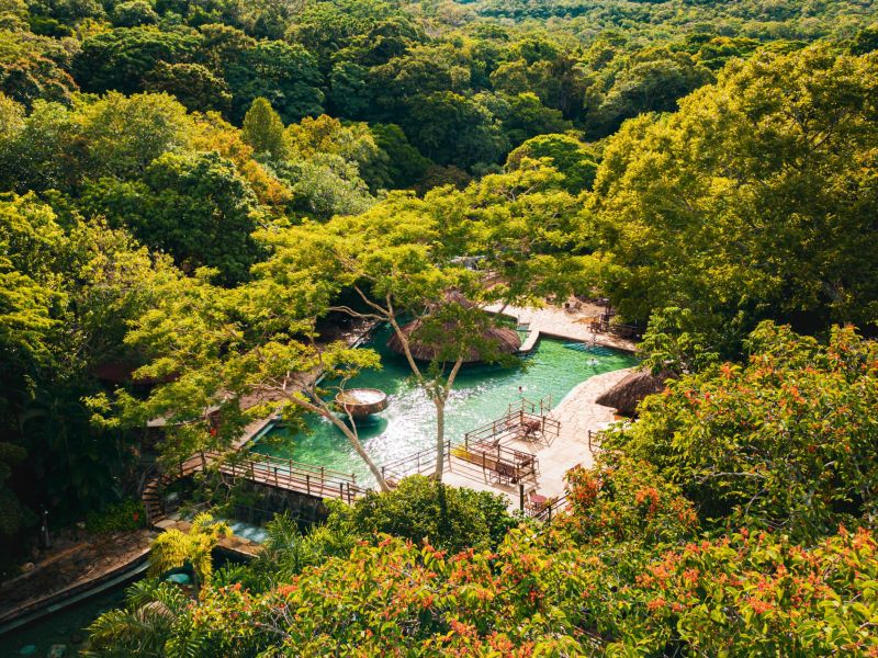 Piscina de águas quentes do Rio Quente, no meio do cerrado goiano