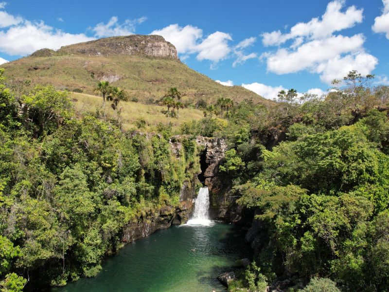 Cachoeira em Cavalcante com o cenário de vegetação do cerrado ao redor