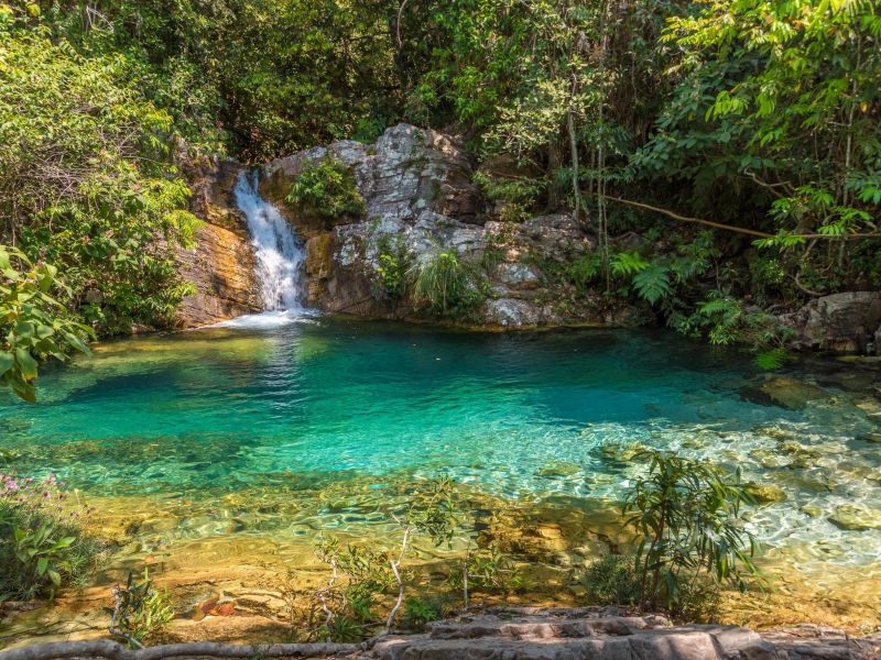 Cachoeira que terminam em uma lagoa de água esverdeada, na Chapada dos Veadeiros