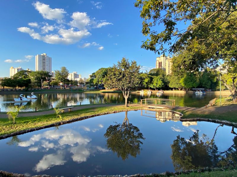 Parque em Goiânia com a cidade ao fundo