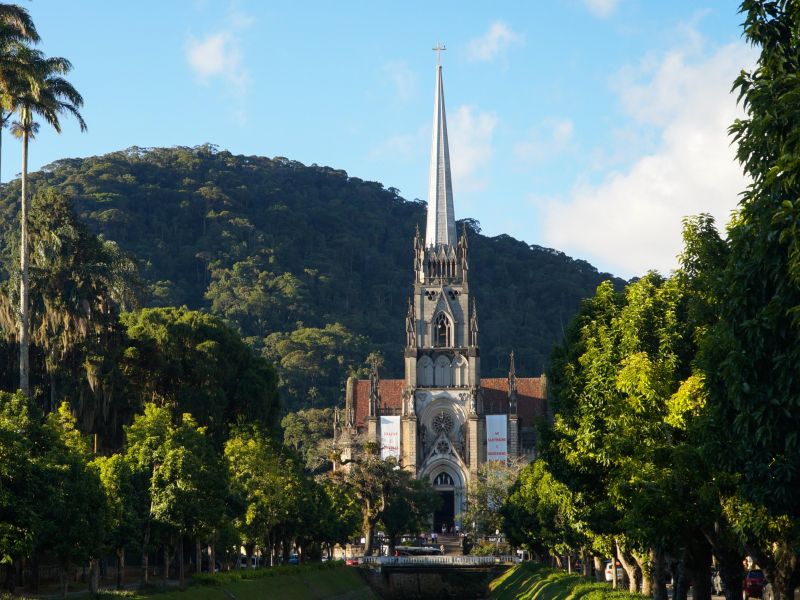 Igreja de Pirenópolis, com árvores formando um corredor