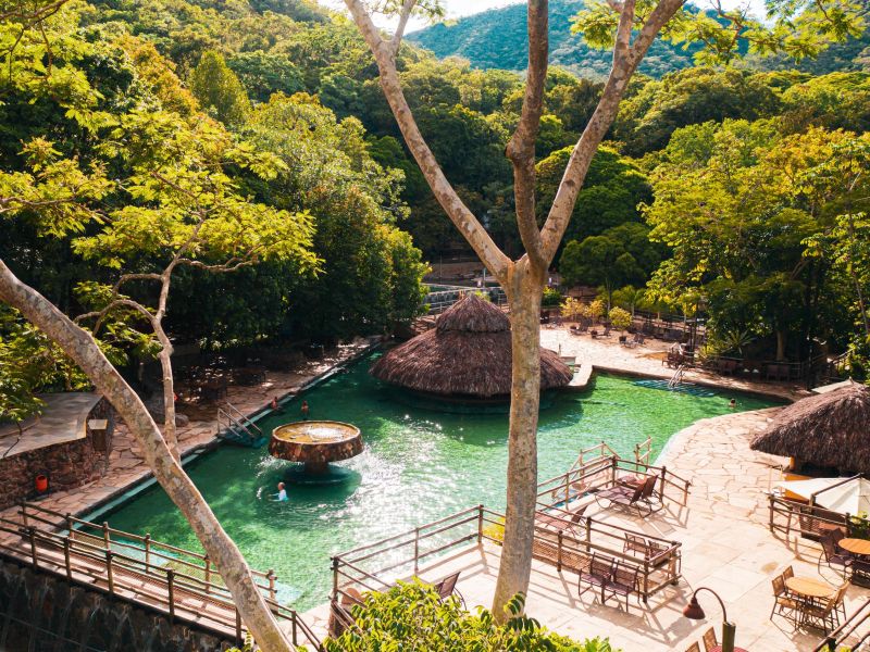 Piscina de águas quentes do Rio Quente, no meio do cerrado goiano