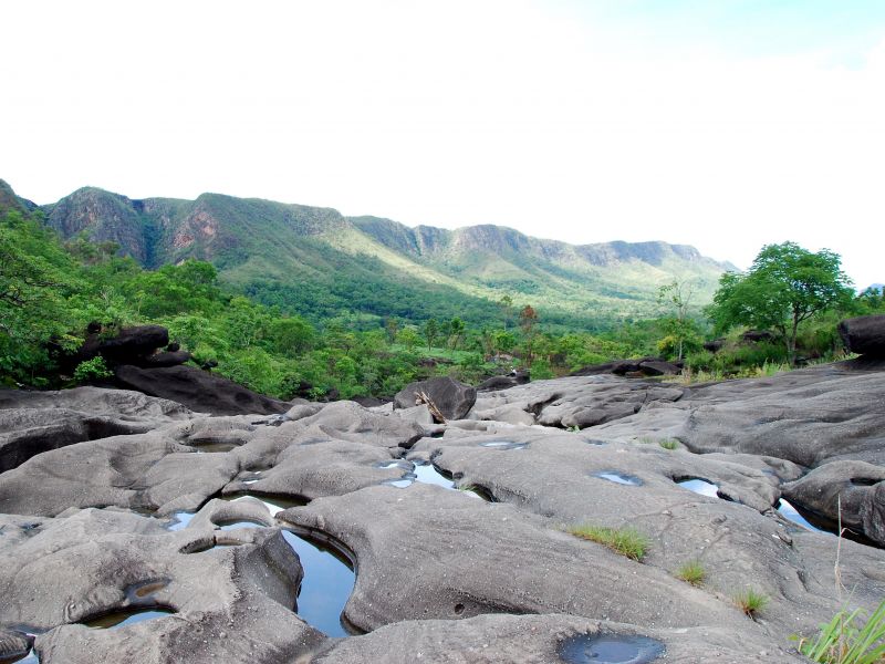 Pedras cortadas com ação da passagem da água com o passar do tempo, no Vale da Lua, Chapada dos Veadeiros