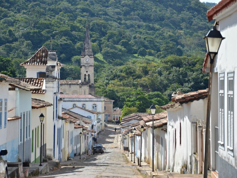 Rua colonial com casas e uma igreja na Cidade de Goiás
