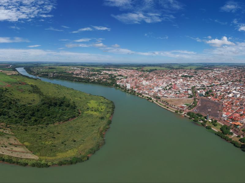 Rio que contorna a cidade de Itumbiara. A cidade e o rio são vistos de cima