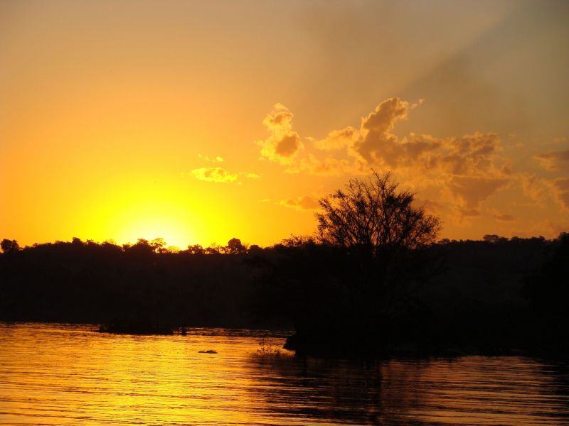 Pôr do sol no no Lago Corumbá, em Caldas Novas